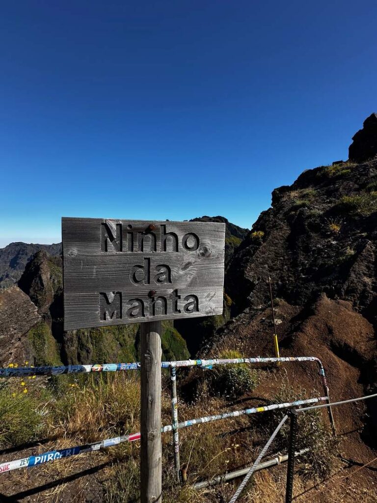 A sign for Ninho da Manta, a viewpoint.